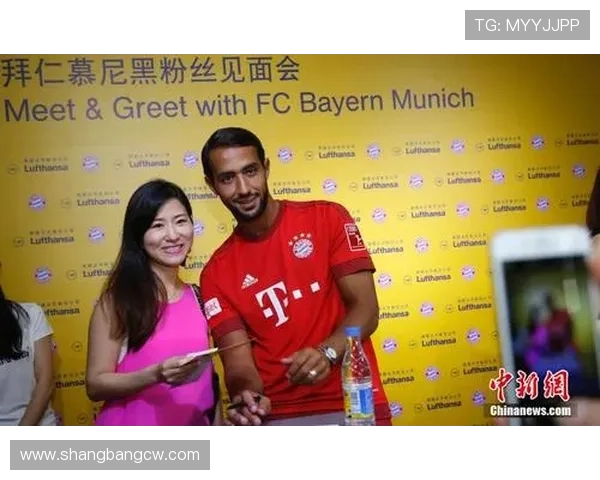 帅哥与足球明星亲密合影展现青春活力与运动魅力的精彩瞬间